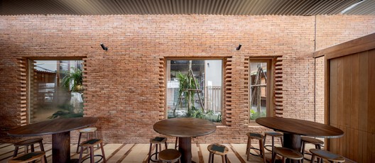  Kunst Ayutthaya 集合空间 / BodinChapa Architects - 室内图, 餐厅, 木头, 砖, 椅子