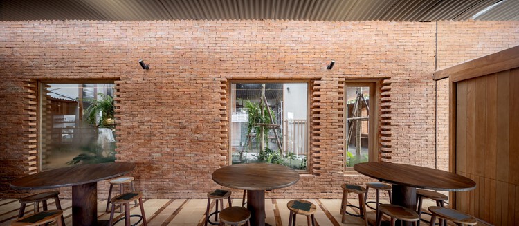 Kunst Ayutthaya 集合空间 / BodinChapa Architects - 室内图, 餐厅, 木头, 砖, 椅子
