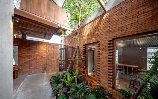  Kunst Ayutthaya 集合空间 / BodinChapa Architects - 室内图, 木头, 砖