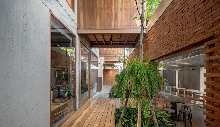 Kunst Ayutthaya 集合空间 / BodinChapa Architects - 室内图, 木头, 砖