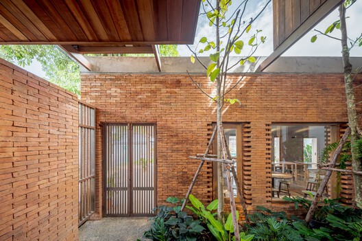  Kunst Ayutthaya 集合空间 / BodinChapa Architects - 室内图, 木头, 砖