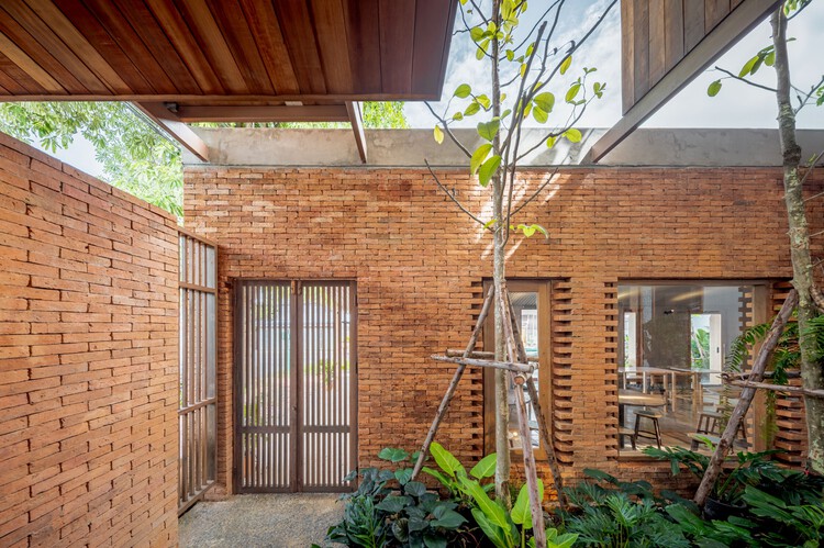 Kunst Ayutthaya 集合空间 / BodinChapa Architects - 室内图, 木头, 砖