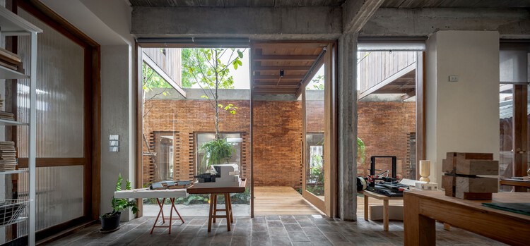Kunst Ayutthaya 集合空间 / BodinChapa Architects - 室内图, 餐厅, 木头, 砖, 梁, 椅子