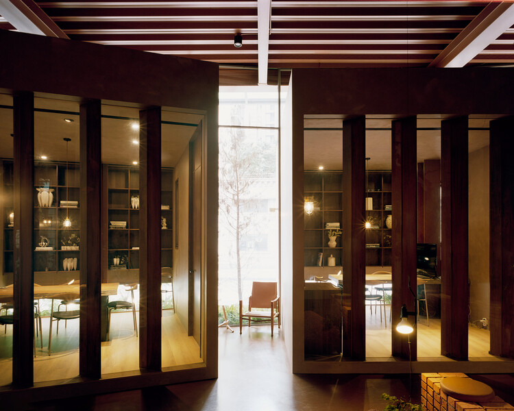 Apricity 开发品牌总部 / Soar Design Studio + Ray Architects - 室内图, 木头, 灯, 桌子, 椅子, 玻璃