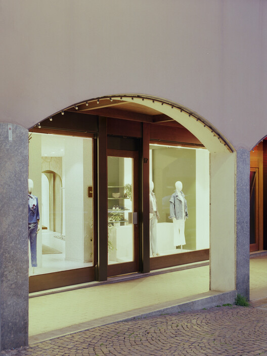Diciassette Clothing Store / RdN studio - Interior Photography, Door, Concrete
