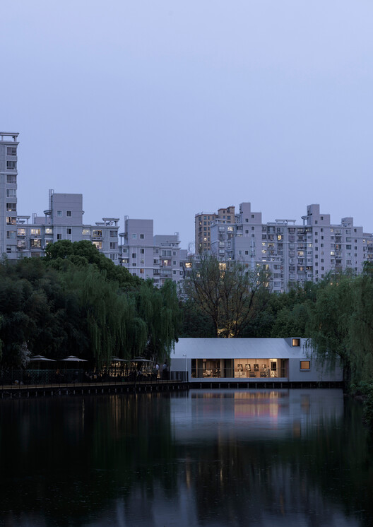 Casa del lago / Wutopia Lab - Fotografía exterior, Borde costero