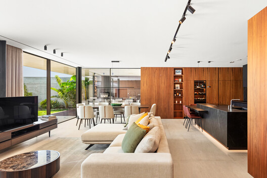 Empreendimento Residencial Aveleda / TRAMA arquitetos Empreendimento Residencial Aveleda / TRAMA arquitetos - Fotografia de Interiores, Sala de Estar, Sofá, Mesa, Madeira, Cadeira