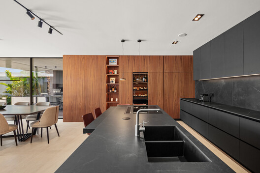 Empreendimento Residencial Aveleda / TRAMA arquitetos Empreendimento Residencial Aveleda / TRAMA arquitetos - Fotografia de Interiores, Cozinha, Bancada, Madeira, Cadeira