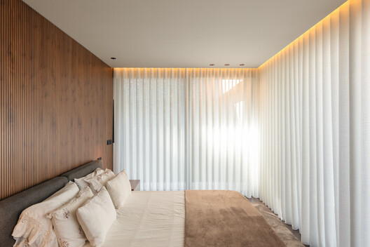 Casa das Camélias / TRAMA arquitetos - Fotografia de Interiores, Madeira, Dormitório, Cama