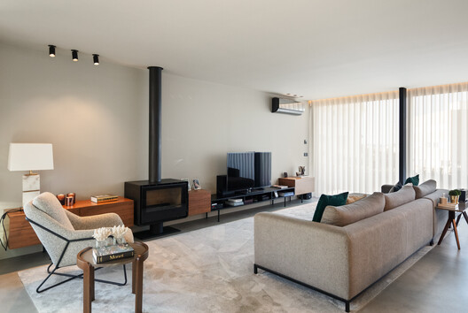 Casa das Camélias / TRAMA arquitetos - Fotografia de Interiores, Sala de Estar, Sofá, Madeira, Iluminação, Mesa