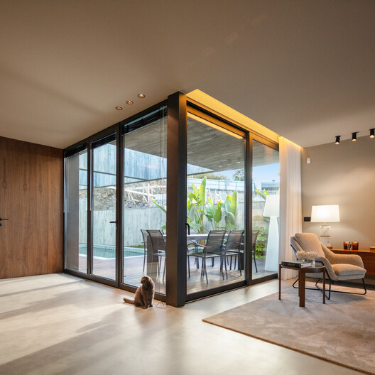 Casa das Camélias / TRAMA arquitetos - Fotografia de Interiores, Madeira, Porta, Cadeira, Vidro