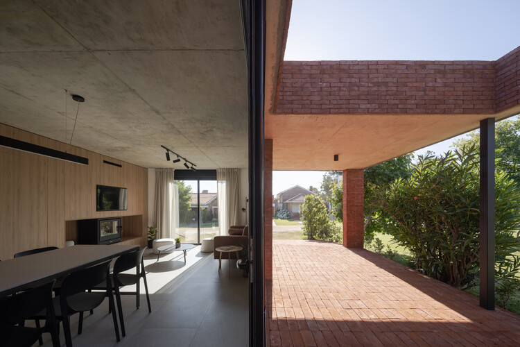 Casa pRoA / Matías de los Campos Nin Arquitecto - Fotografía interior, Comedor, Ladrillo, Concreto