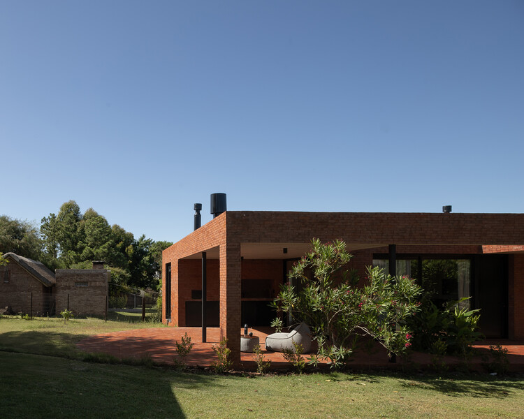 Casa pRoA / Matías de los Campos Nin Arquitecto - Fotografía exterior, Ladrillo, Puerta