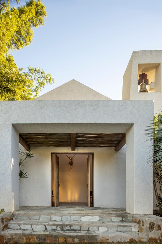 Capilla / Angela Castilho Arquitetura e Interiores - Fotografía exterior, Puerta