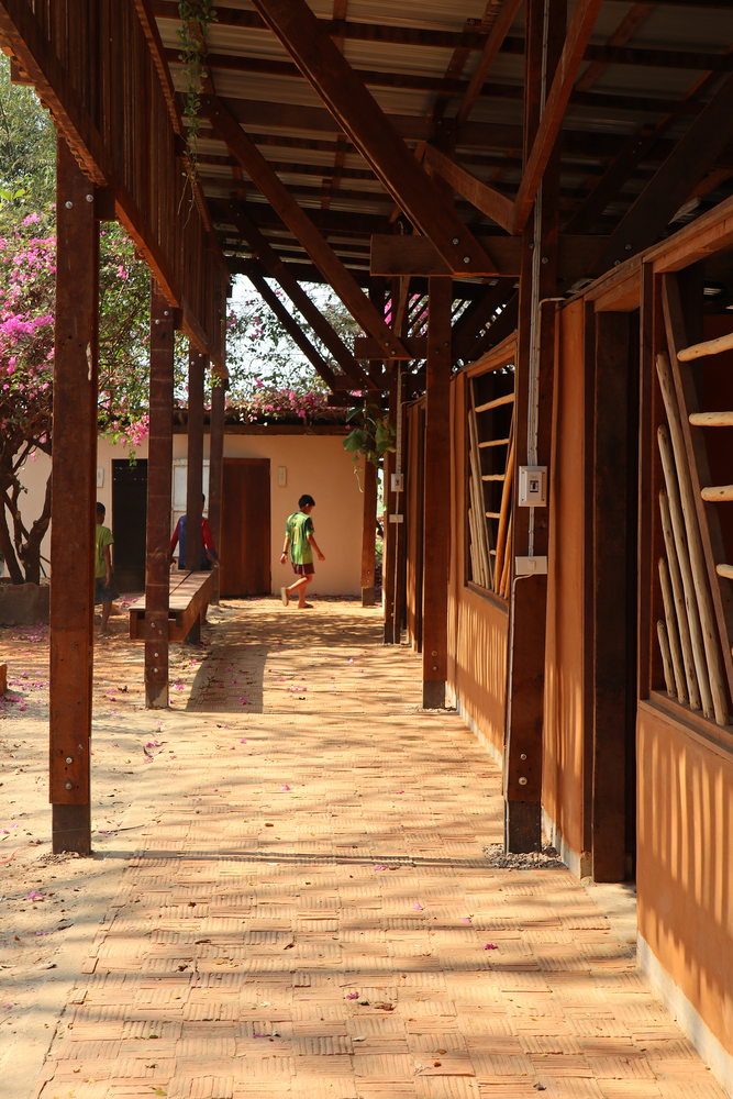Escuela Hway Ka Loke / Simple Architecture - Fotografía interior, Terraza, Fijación Vigas