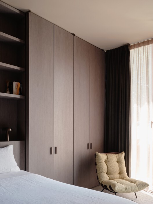 Casa en el Lago Como / Gregorio Pecorelli Studio - Fotografía interior, Dormitorio, Madera, Camas, Iluminación, Estanterías, Armarios