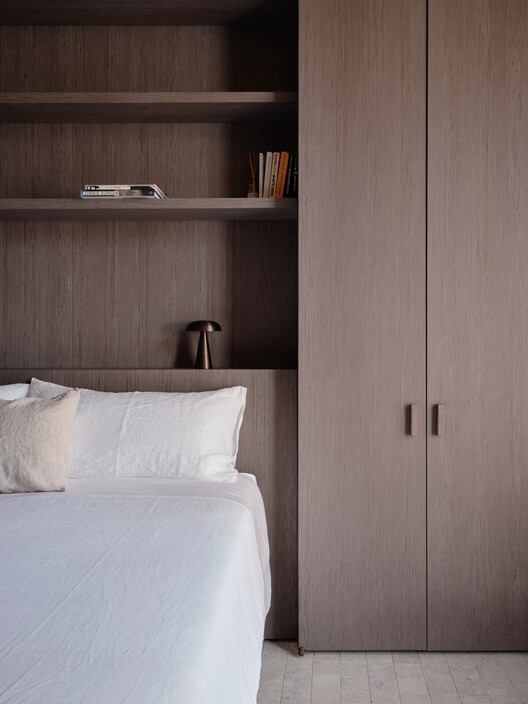 Casa en el Lago Como / Gregorio Pecorelli Studio - Fotografía interior, Dormitorio, Madera, Camas, Iluminación, Estanterías