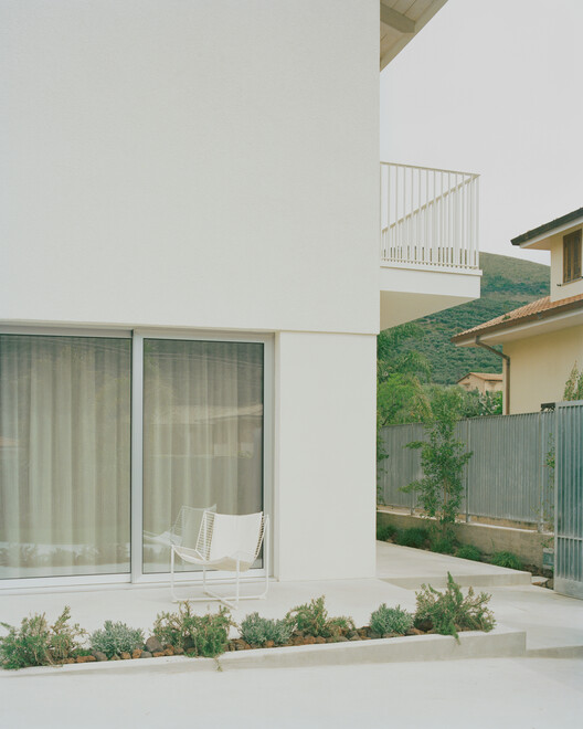 Casa con una ventana cuadrada / Set Architects - Fotografía exterior