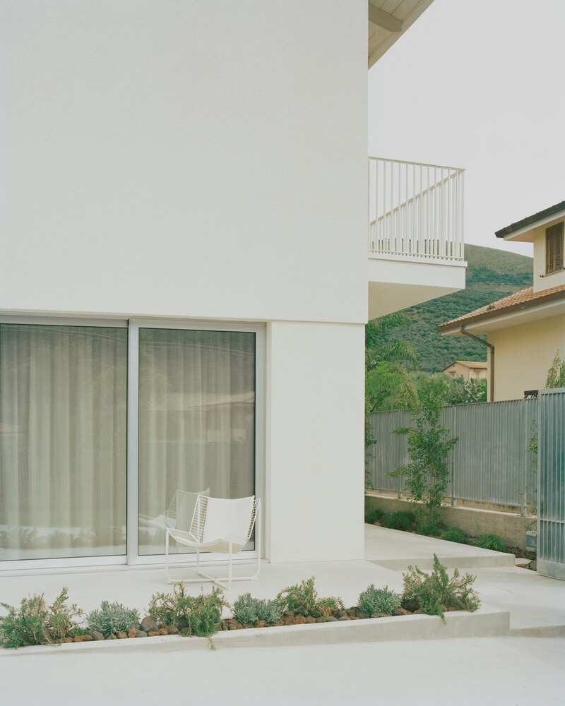 Casa con una ventana cuadrada / Set Architects - Fotografía exterior, Balcón