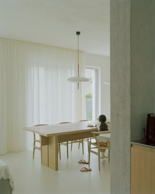 Casa con una ventana cuadrada / Set Architects - Fotografía interior, Comedor, Madera