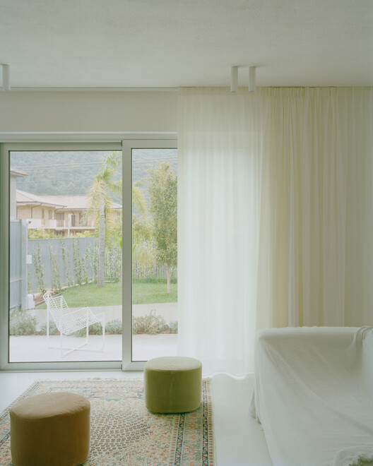 Casa con una ventana cuadrada / Set Architects - Fotografía interior, Iluminación