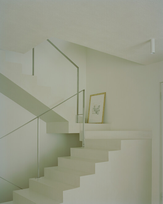 Casa con una ventana cuadrada / Set Architects - Fotografía interior, Escaleras, Barandas