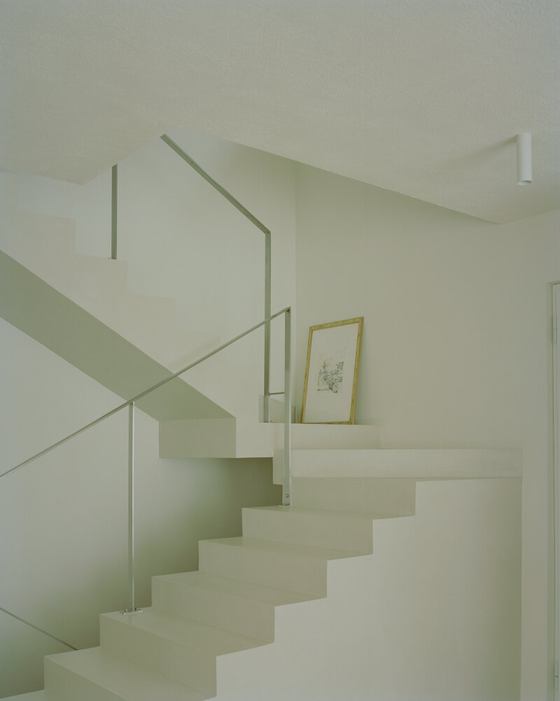 Casa con una ventana cuadrada / Set Architects - Fotografía interior, Escaleras, Barandas