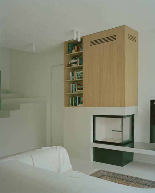 Casa con una ventana cuadrada / Set Architects - Fotografía interior, Dormitorio, Madera, Estanterías