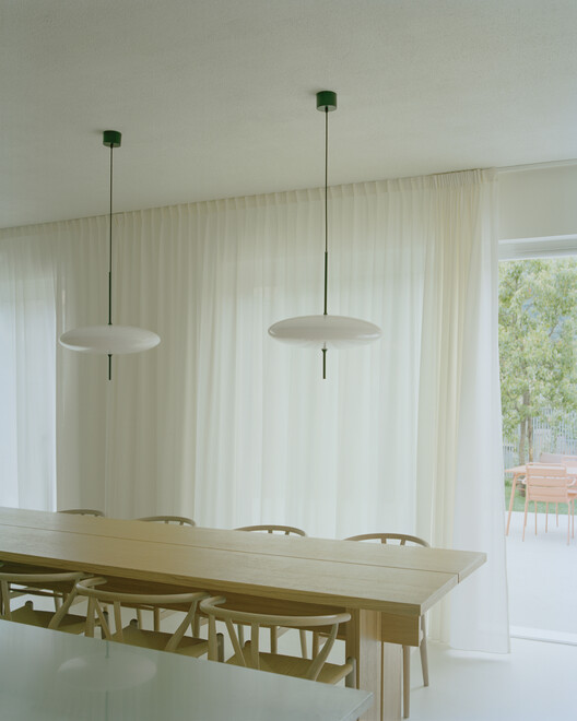 Casa con una ventana cuadrada / Set Architects - Fotografía interior, Comedor
