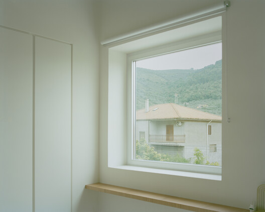 Casa con una ventana cuadrada / Set Architects - Fotografía interior