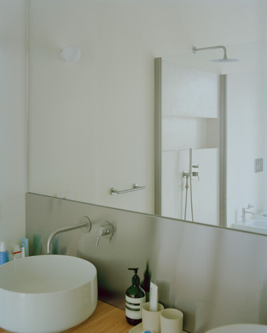 Casa con una ventana cuadrada / Set Architects - Fotografía interior, Baño, Tarjas, Iluminación, Encimera