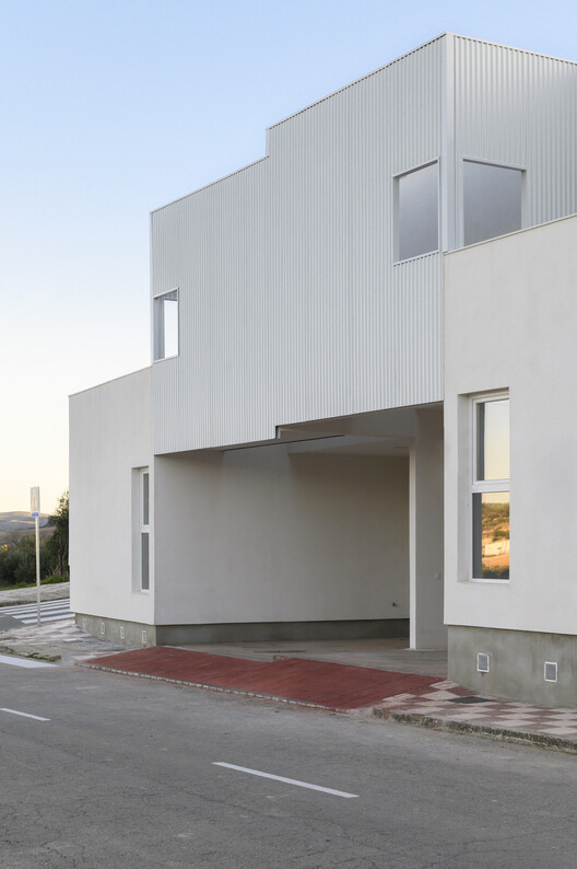 28 Patios y 14 viviendas / Crearctive + RKT Estudio - Fotografía exterior, Concreto