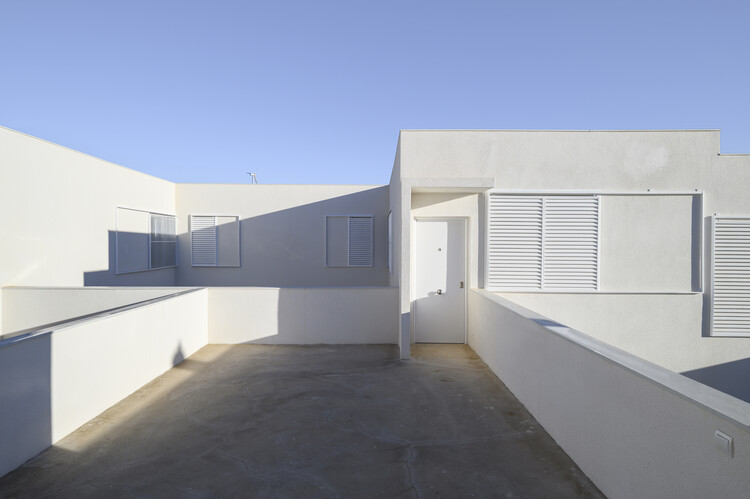 28 Patios y 14 viviendas / Crearctive + RKT Estudio - Fotografía exterior, Concreto