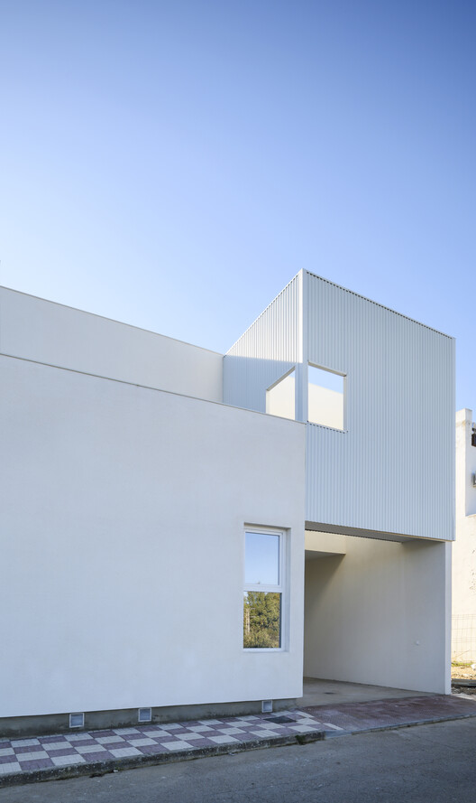 28 Patios y 14 viviendas / Crearctive + RKT Estudio - Fotografía exterior, Concreto