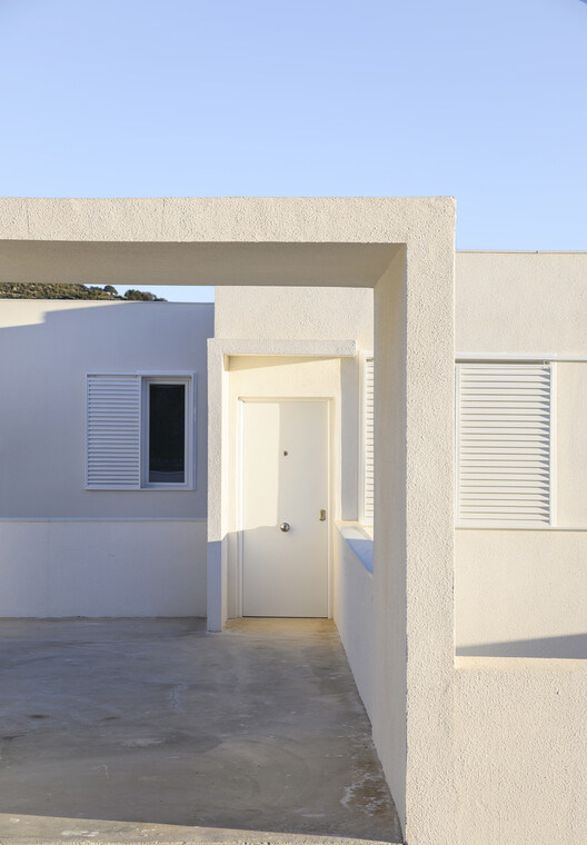 28 Patios y 14 viviendas / Crearctive + RKT Estudio - Fotografía exterior, Concreto