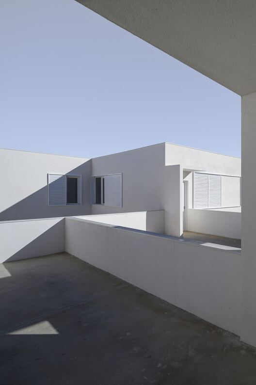 28 Patios y 14 viviendas / Crearctive + RKT Estudio - Fotografía exterior, Concreto