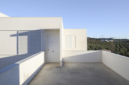 28 Patios y 14 viviendas / Crearctive + RKT Estudio - Fotografía exterior, Concreto