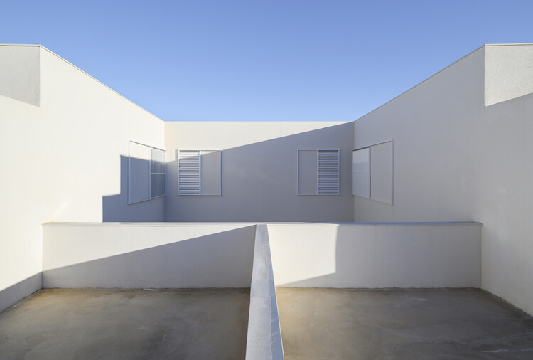 28 Patios y 14 viviendas / Crearctive + RKT Estudio - Fotografía exterior, Concreto