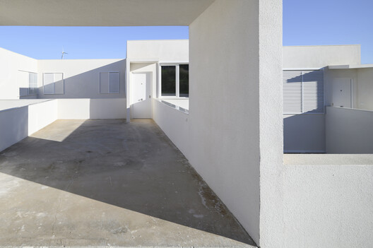 28 Patios y 14 viviendas / Crearctive + RKT Estudio - Fotografía interior, Concreto