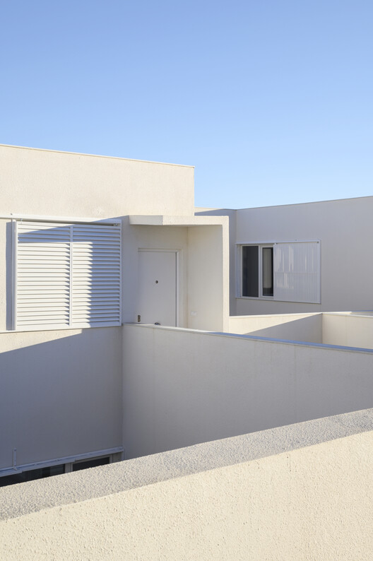 28 Patios y 14 viviendas / Crearctive + RKT Estudio - Fotografía exterior, Concreto