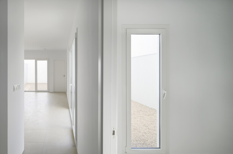 28 Patios y 14 viviendas / Crearctive + RKT Estudio - Fotografía interior, Madera, Puerta