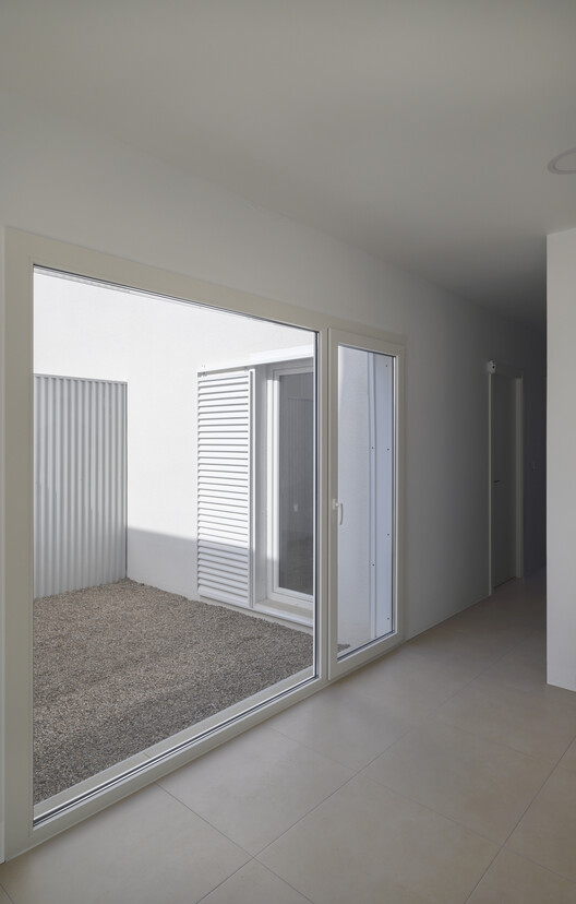 28 Patios y 14 viviendas / Crearctive + RKT Estudio - Fotografía interior, Vidrio, Concreto