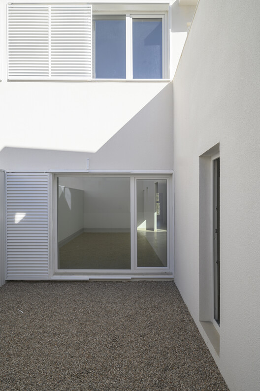 28 Patios y 14 viviendas / Crearctive + RKT Estudio - Fotografía interior, Puerta, Concreto