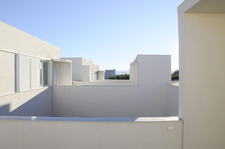 28 Patios y 14 viviendas / Crearctive + RKT Estudio - Fotografía exterior, Concreto, Balcón