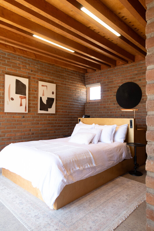 Sonoro  / SANTOS BOLIVAR - Fotografía interior, Dormitorio, Madera, Camas, Iluminación, Ladrillo