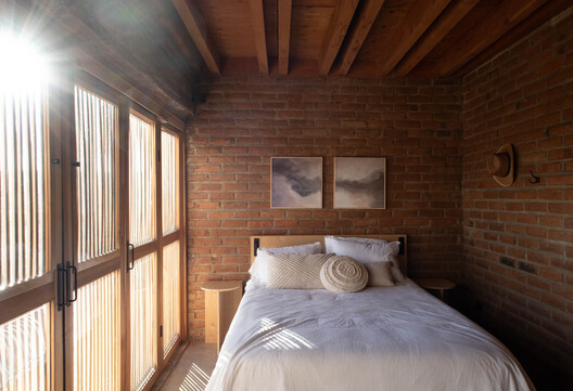 Sonoro  / SANTOS BOLIVAR - Fotografía interior, Dormitorio, Madera, Camas, Iluminación
