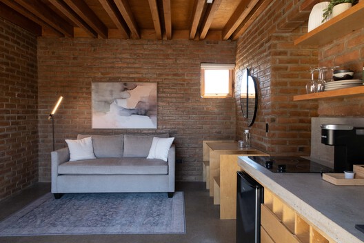Sonoro  / SANTOS BOLIVAR - Fotografía interior, Madera, Ladrillo, Iluminación, Sillas, Sillones, Mesas
