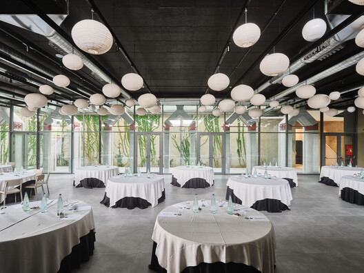 Extensión del Hotel WOOD QGAT / BAILORULL  - Fotografía interior, Comedor, Iluminación, Sillas, Mesas, Vidrio
