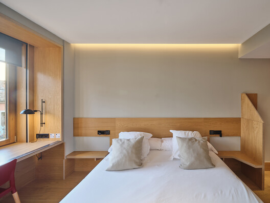 Extensión del Hotel WOOD QGAT / BAILORULL  - Fotografía interior, Dormitorio, Madera, Camas