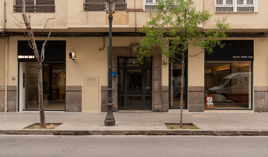 Miksi Social Work Cafe / Berd Studio - Fotografía exterior, Puerta, Vidrio, Concreto
